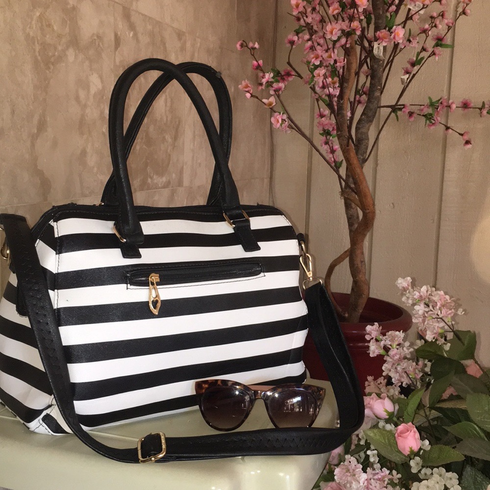 ‼️SOLD‼️NWOT/B&W STRIPED GOLDFISH TOTE - Picture 2 of 7